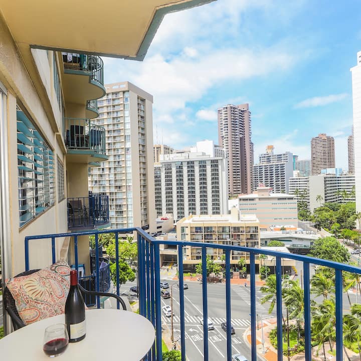 Spacious 2BR w/Free Parking,Walk to Waikiki Beach! - Condominiums
