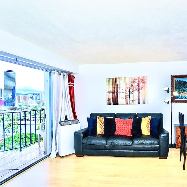 Spacious 2BR w/Free Parking,Walk to Waikiki Beach! - Condominiums