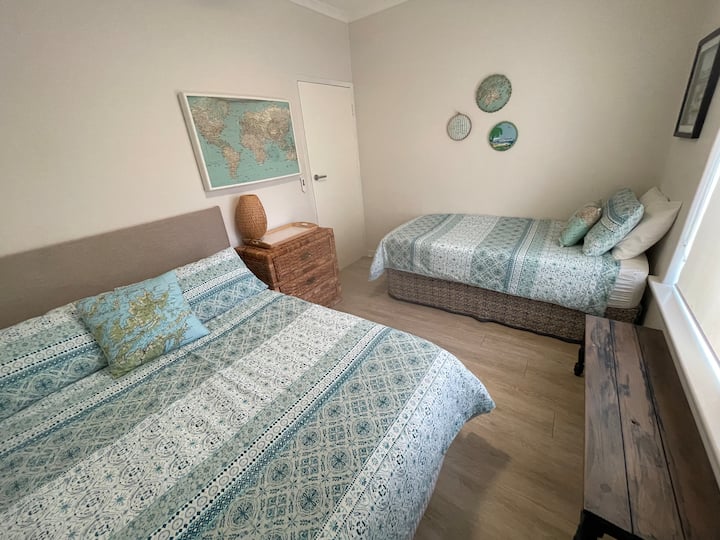 غرفة نوم 2 بسرير مزدوج وسرير فردي.