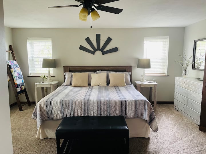 Голема главна спална соба со брачен кревет (широк 180-220