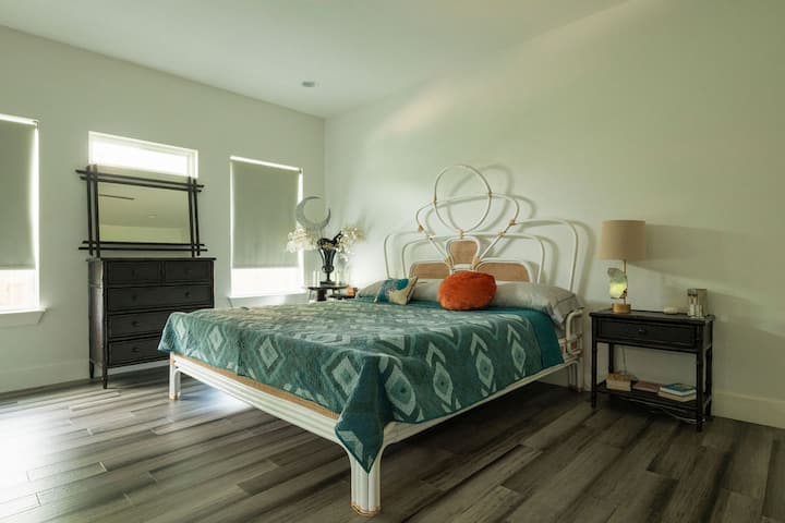 Главна спална соба со брачен кревет (широк 180-220 см).