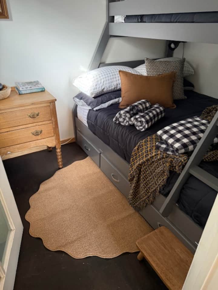 Bunk room is only available if booked.
This room is locked when not requested.