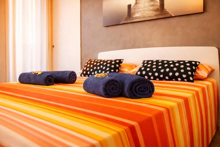 מיטה זוגית: שינה נינוחה. מיזוג אוויר: קריר בלילות חמים. חימום: שימושי אם קר. טלוויזיה חכמה: בידור. ארון: בגדים מאורגנים. מצעים: מצעים ומגבות נקיים.