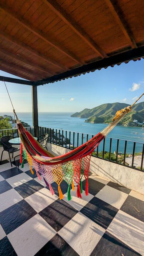 Penthouse sea view! Entire home: 4 rooms, Wifi 450