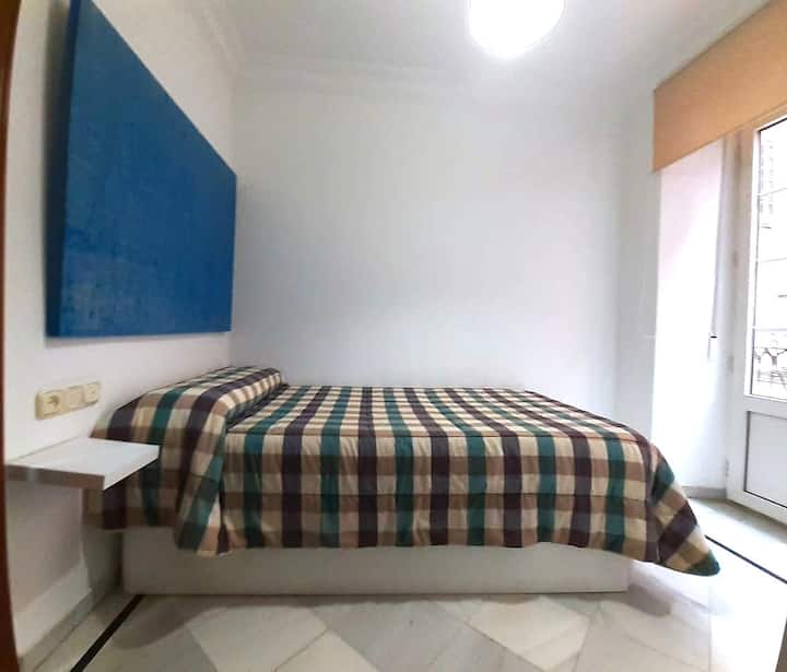 Single bed 105 cm, superior quality mattress, closet and bedside table. Air conditioning and heating.