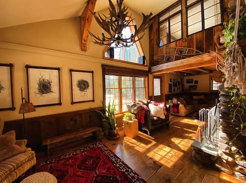 Romantic Log Cabin in Heart of NEK w/ Hot Tub