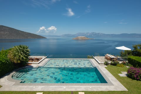 ScorpioBay Villa •Pool, Views &Calm |Lavillaebella