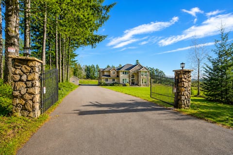 Huge Home on 10 Acres with Hot Tub/Sauna & Privacy