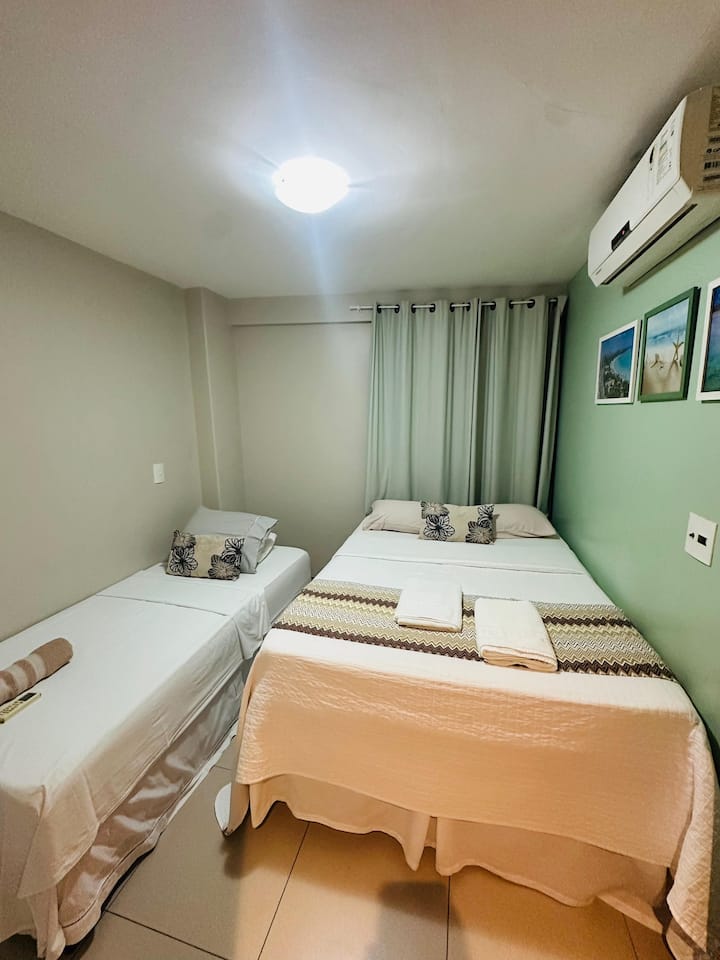 Chumba cha 2: 
Kitanda 1 cha watu wawili + kitanda 1 cha mtu mmoja, kiyoyozi, pazia jeusi, kabati, ikiwemo mashuka na mashuka ya kuogea.  