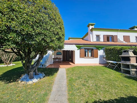 Villa Vaia - in a seaside village with swimming pool