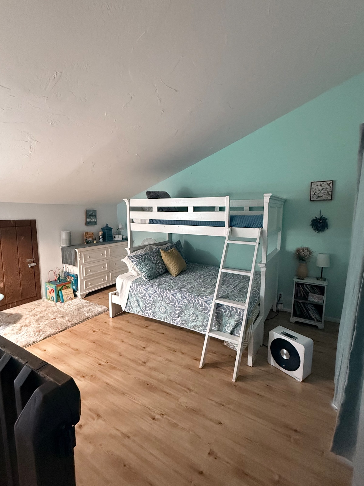 Upstairs loft bedroom sleeps 3
Full on bottom, twin on top