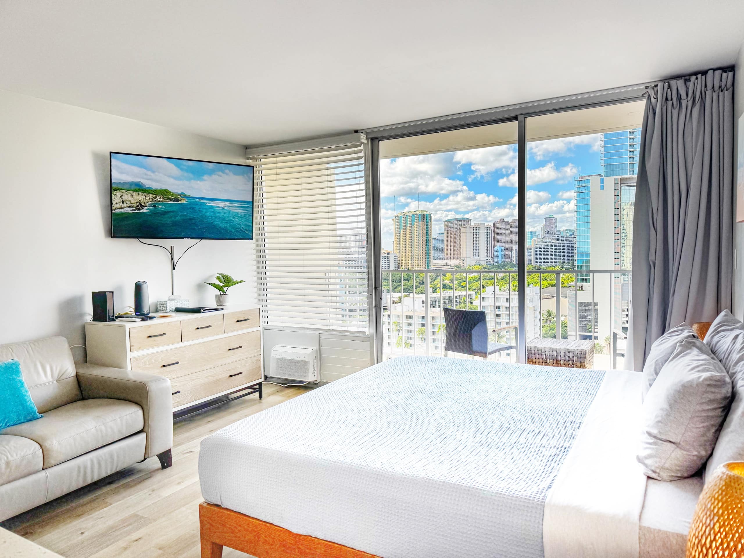 Condo in Honolulu · ★4.9 · Studio · 1 bed · 1 private bath - Image 1