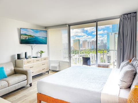 Popular Airbnb listing: Modern Clean Waikiki Studio Full Kitchen Free Park in Urban Honolulu