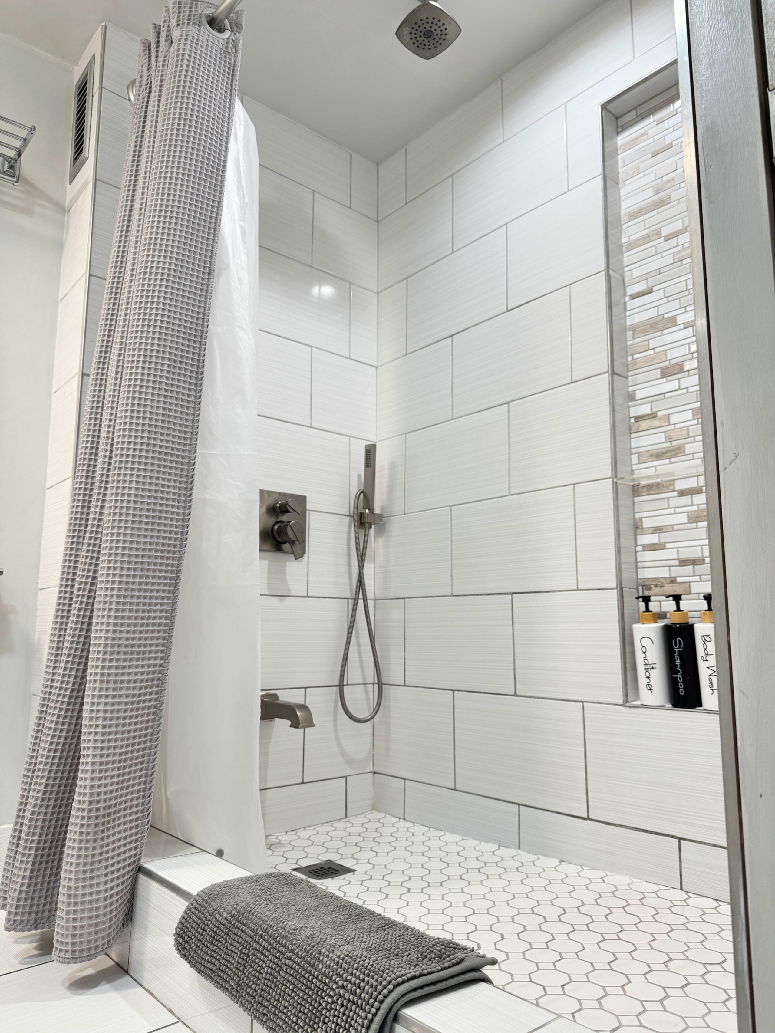 Condo in Honolulu · ★4.9 · Studio · 1 bed · 1 private bath - Image 18