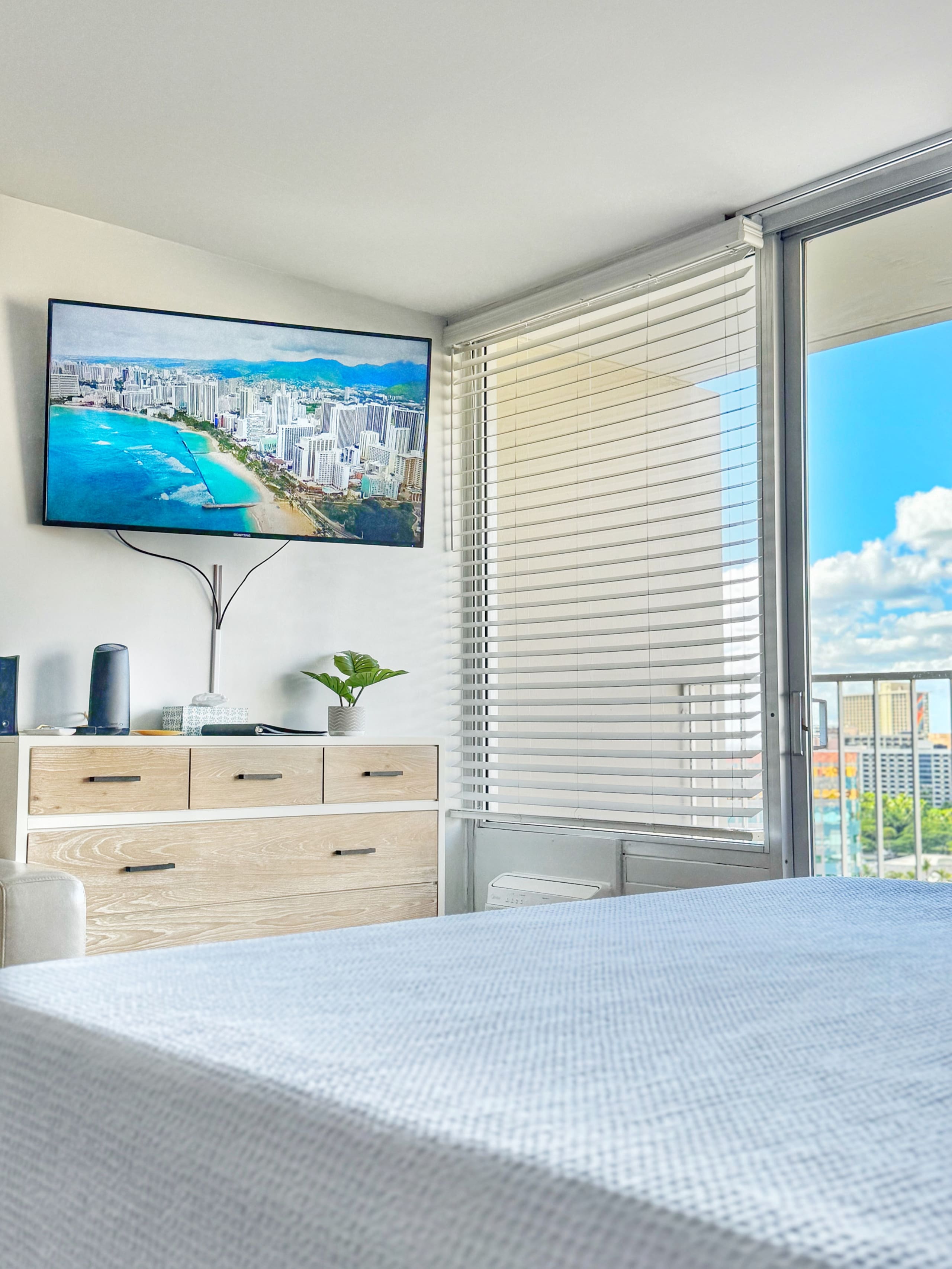Condo in Honolulu · ★4.9 · Studio · 1 bed · 1 private bath - Image 2