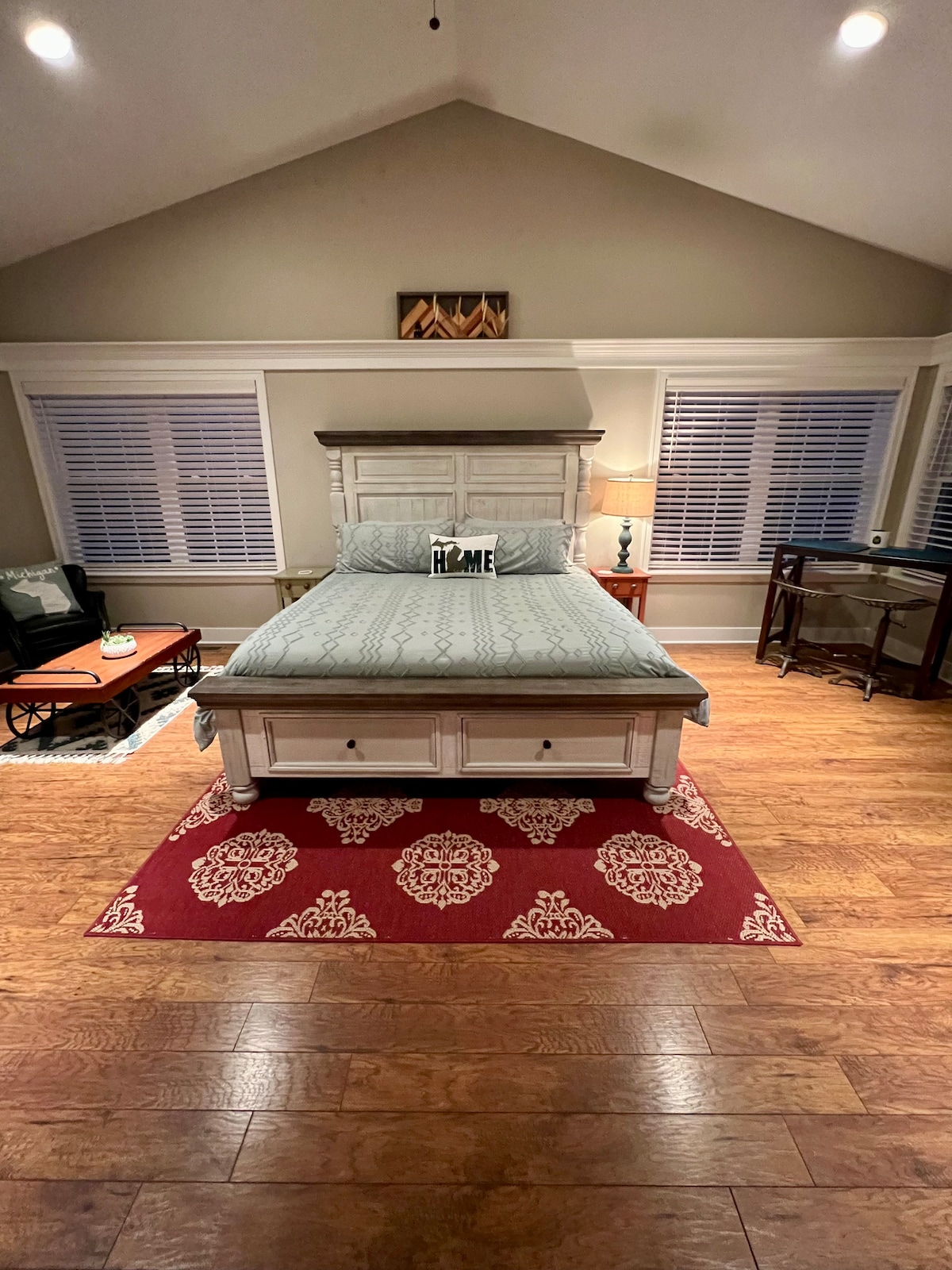 Acogedora cama tamaño king.