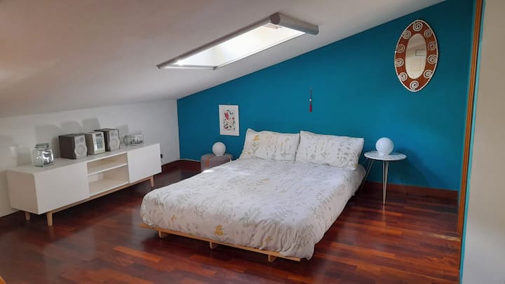 顶楼设有另一张双人床、带淋浴间的独立卫生间和空调。 作为阁楼，天花板比楼下的其他卧室低。