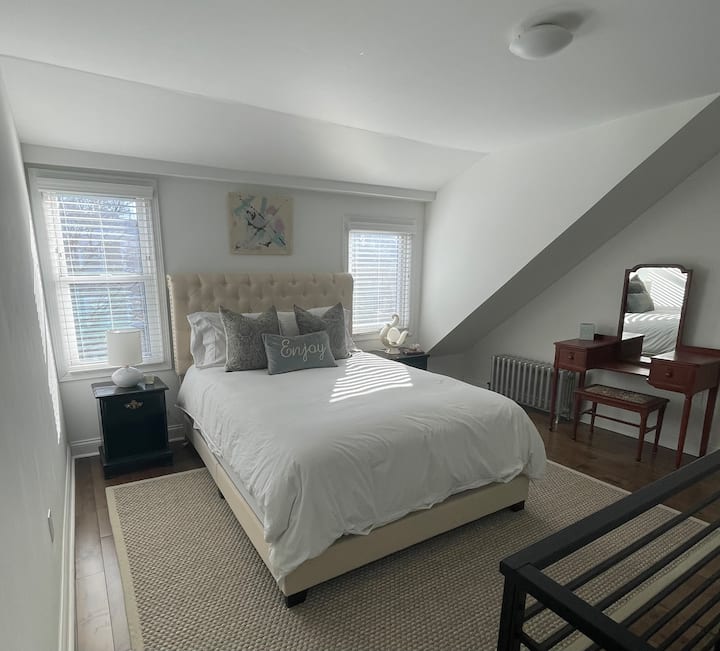 Hlavná spálňa/apartmán s kúpeľňou s pohodlnou manželskou posteľou a matracom z pamäťovej peny pre dobrý spánok. 