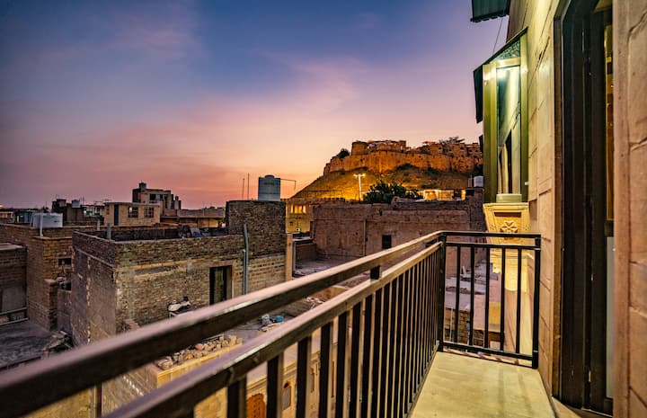 # Vista al fuerte y a la ciudad desde el balcón de las habitaciones.