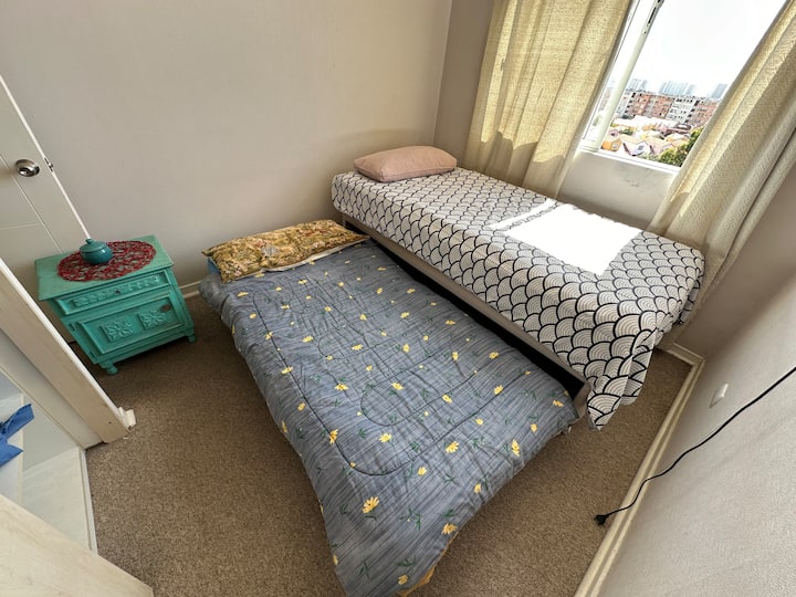 Dve veľké samostatné postele. Áno, nie je obsadený, vstupuje sa pod najvyššou posteľou.