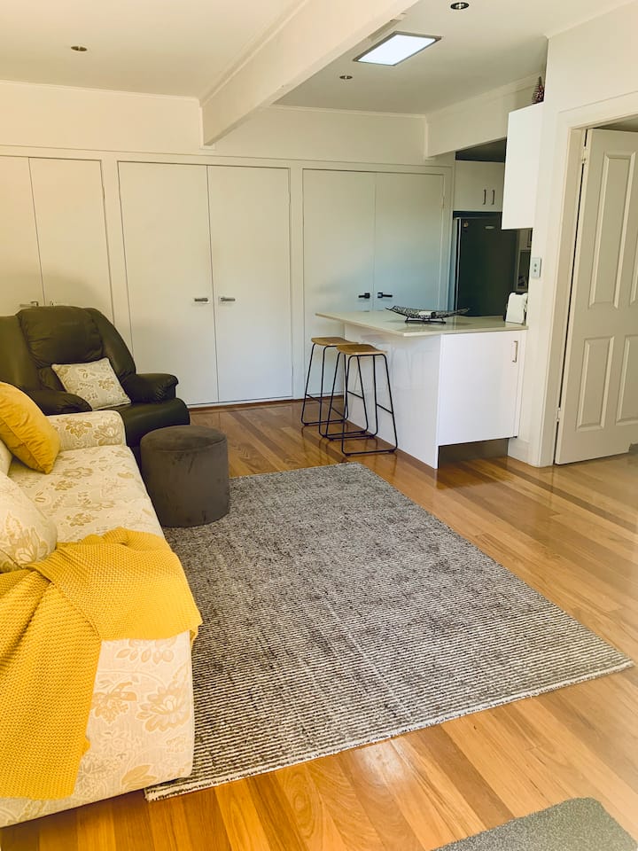 Keď vstúpite do obývacej izby, privíta vás pohodlný priestor na posedenie, raňajkový bar a pohovku, ktorá sa rozkladá do salónika s dvoma pohovkami. 