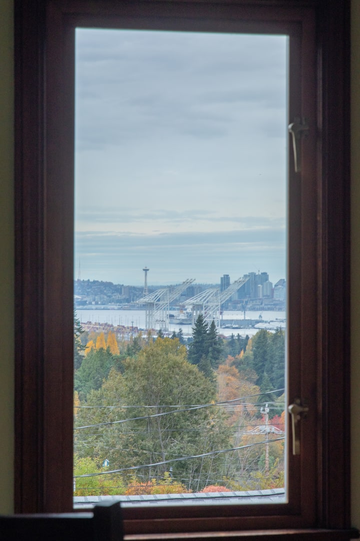 El dormitorio con la mejor vista de la casa. La ventana norte/izquierda da a la bahía de Elliott, a la noria del centro de Seattle y a la Space Needle.