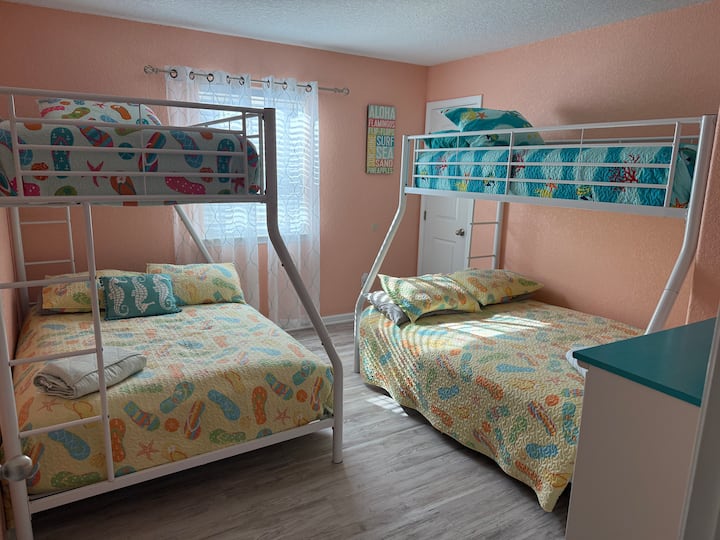 Cama individuales sobre literas completas.   Smart TV también. 