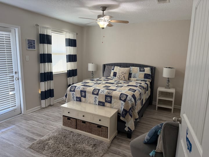 Bajo el mar. Cama tamaño queen con colchón de espuma viscoelástica y balcón privado. También un baño 3/4 