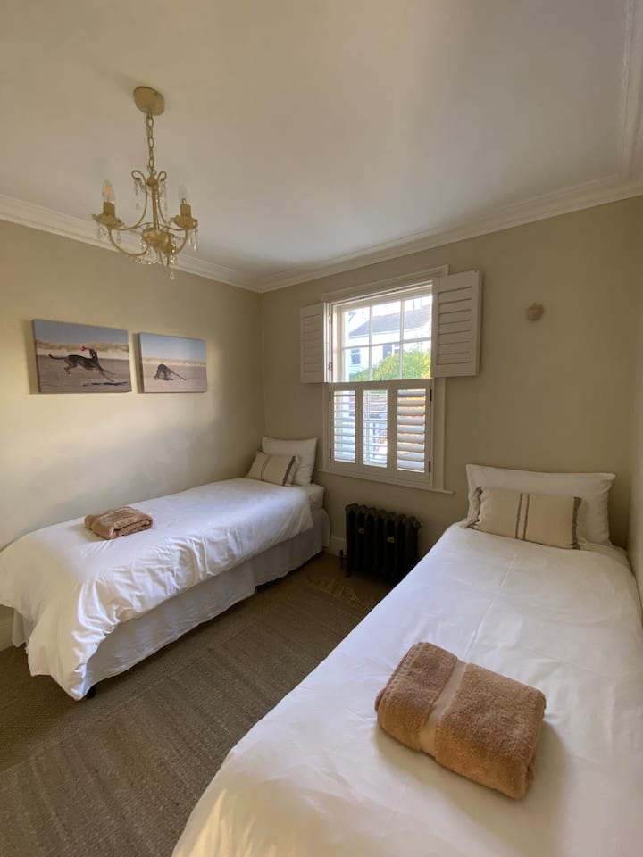 Ორი ერთადგილიანი საწოლი ორადგილიან საძინებელში, მოთხოვნისამებრ, შესაძლებელია პატარა ორადგილიანად გადაკეთება 