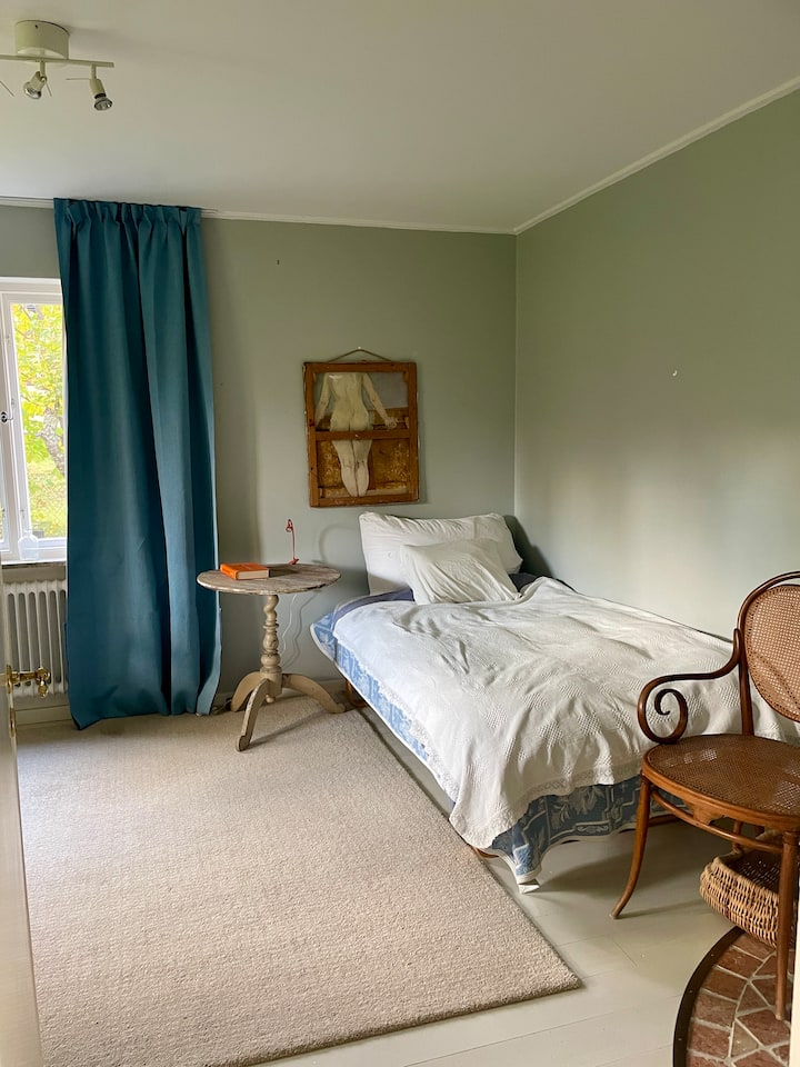 Втора спална соба на приземје. Еднокревет 105 см широк. Биро за работа.