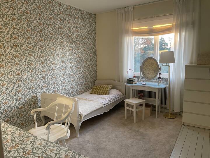 Третата спална соба е на горниот кат. Креветот е за дете до околу 12 години. Во собата има и голема работна маса. 