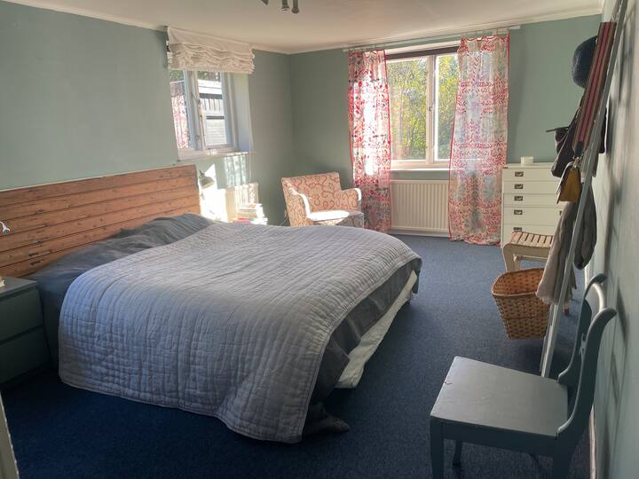 Прва спална соба на приземје со кревет широк 160 см. 