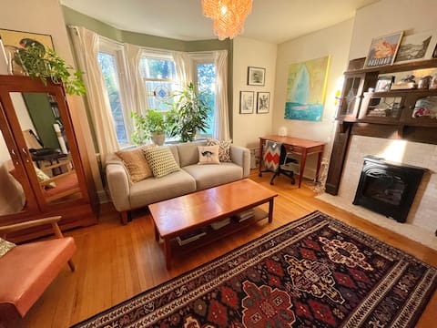 Top Airbnb: The Treehouse: Cosy Haven in The Annex! in University—Rosedale