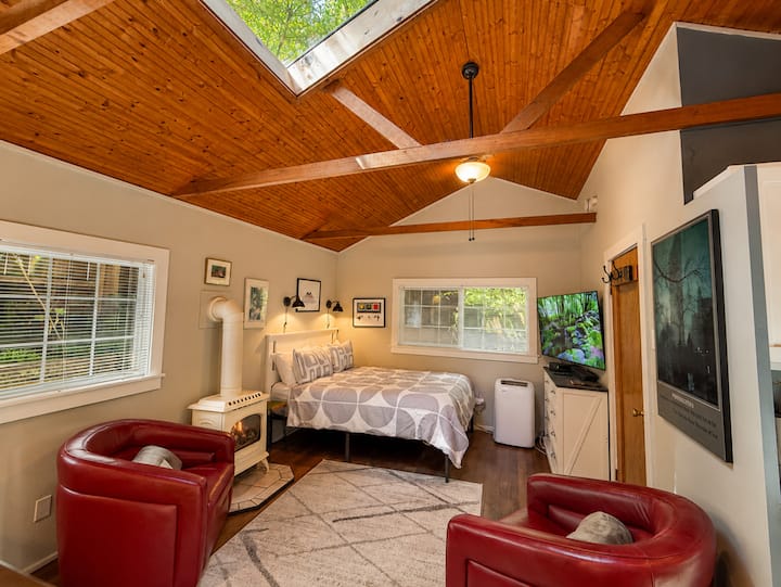 Welcome to Guerneville Cottage!
