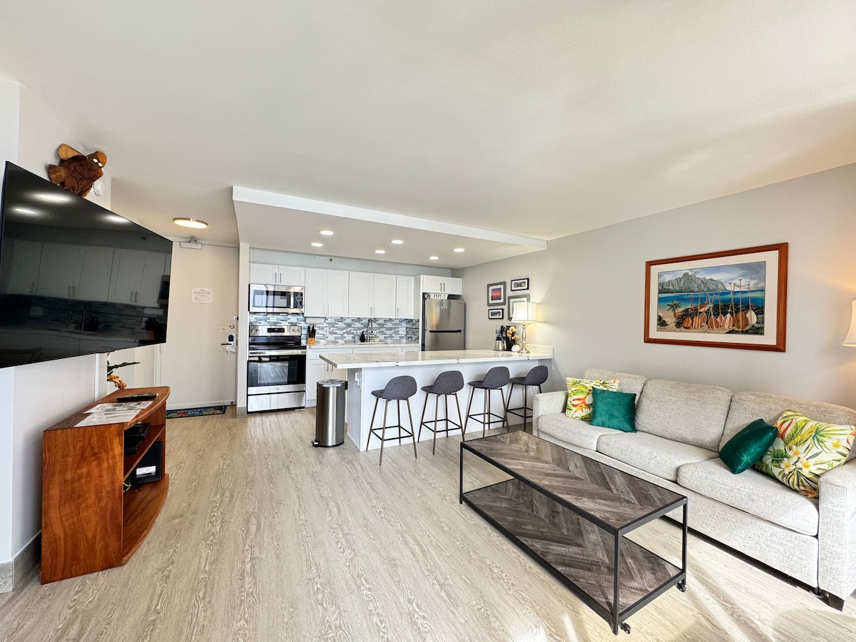 Entrez dans un espace ouvert soigneusement conçu qui apporte le meilleur de la vie insulaire à l'intérieur. La cuisine complète s'ouvre directement sur le salon et la salle à manger, créant un espace parfait pour cuisiner, se détendre ou recevoir.