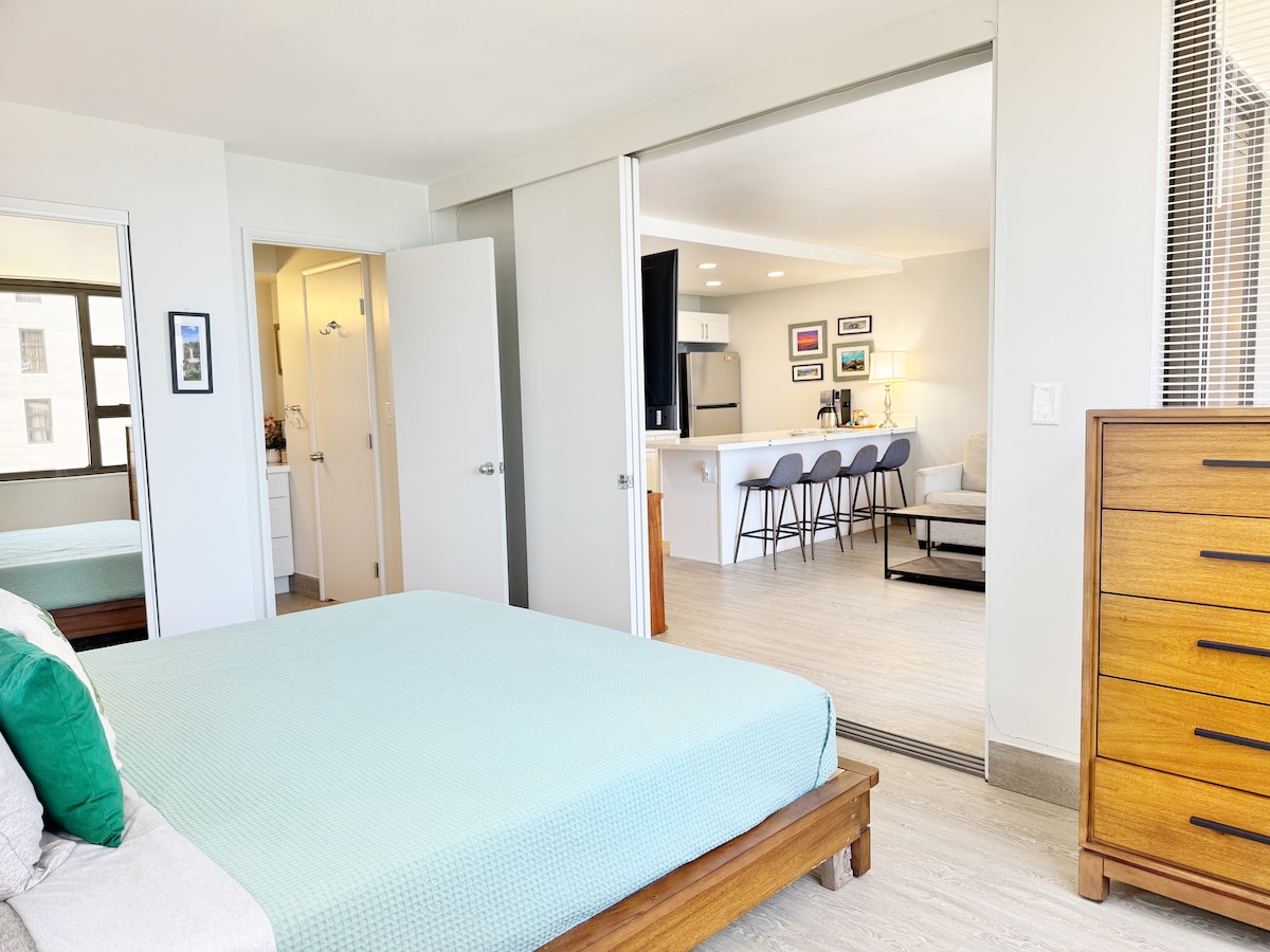 salle de bain avec accès par une porte double de la chambre ou du salon. 