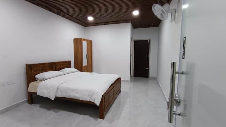 Hii ina kitanda kimoja cha ukubwa wa kifalme na inaweza kuchukua watu wazima 2,ina bafu moja la kisasa lililoambatishwa  