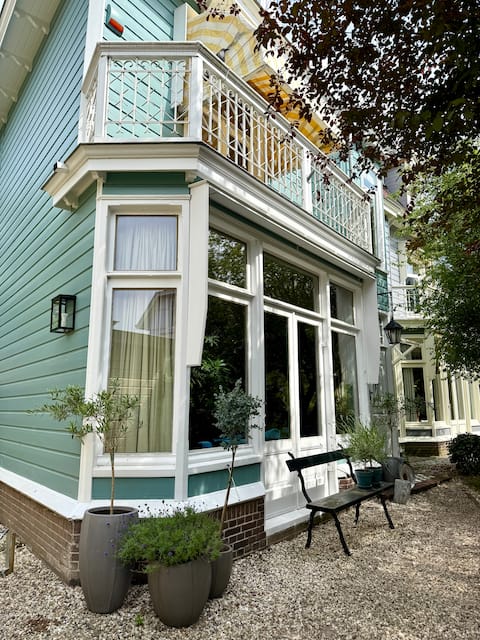 Monumental, wooden family house near Amsterdam!