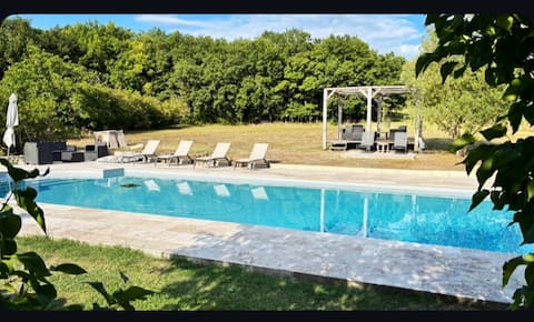 Beautiful pigeonnier with sensational surroundings