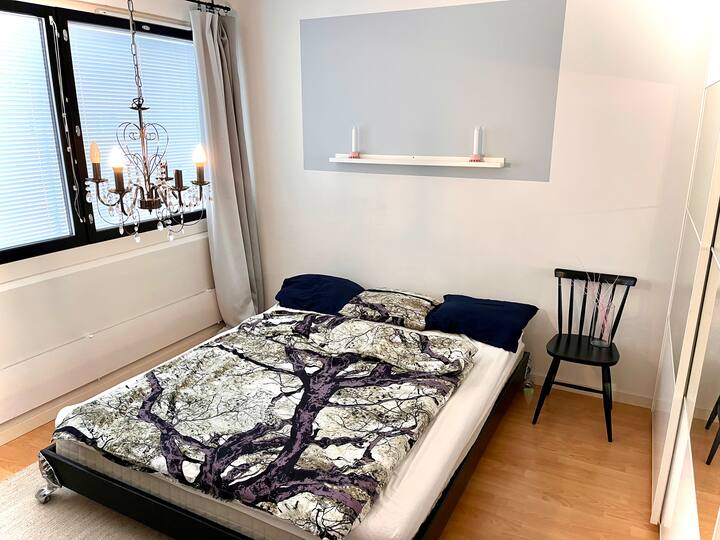 V spálni je manželská posteľ, šatník, komoda a stolík na make-up.