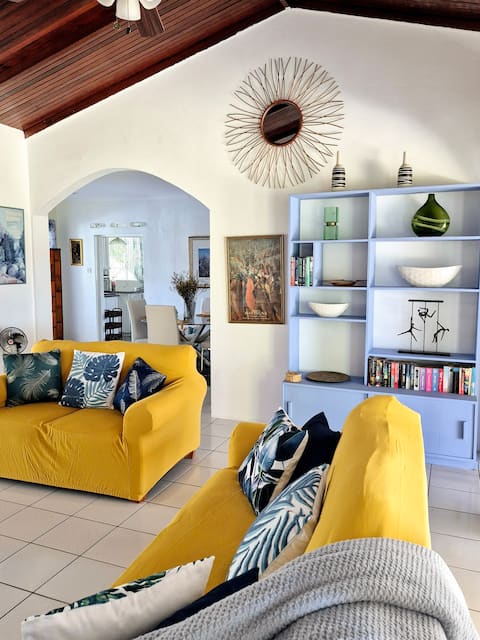 Spacious bungalow sea view, pool, patios
cot
cook