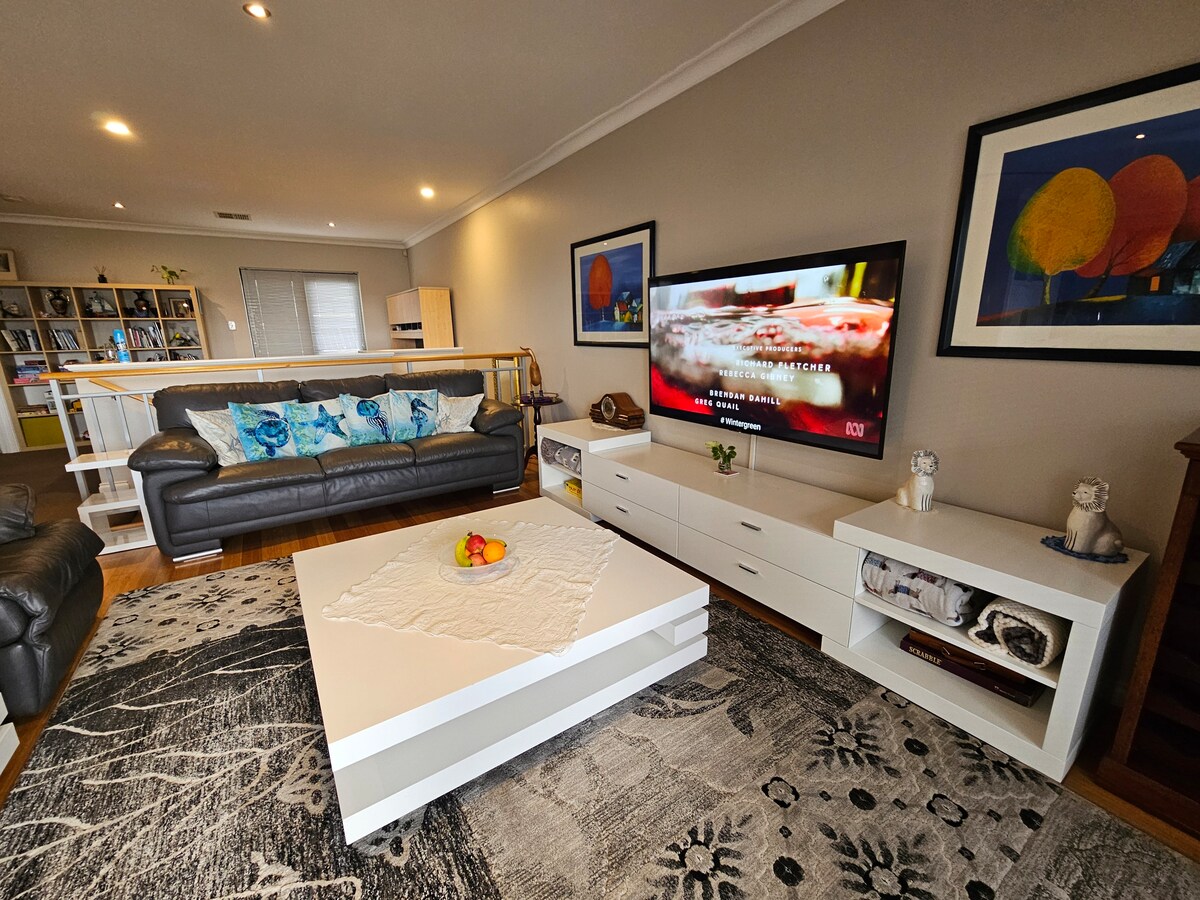 Successful Airbnb property: Luxury coastal escape and views. Walk to beach. in Rockingham