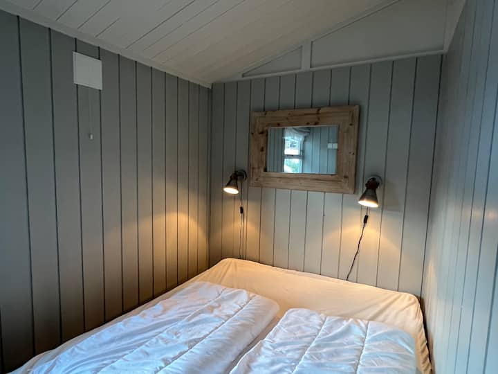 Acogedor dormitorio con una cama doble normal de 160x200 cm.