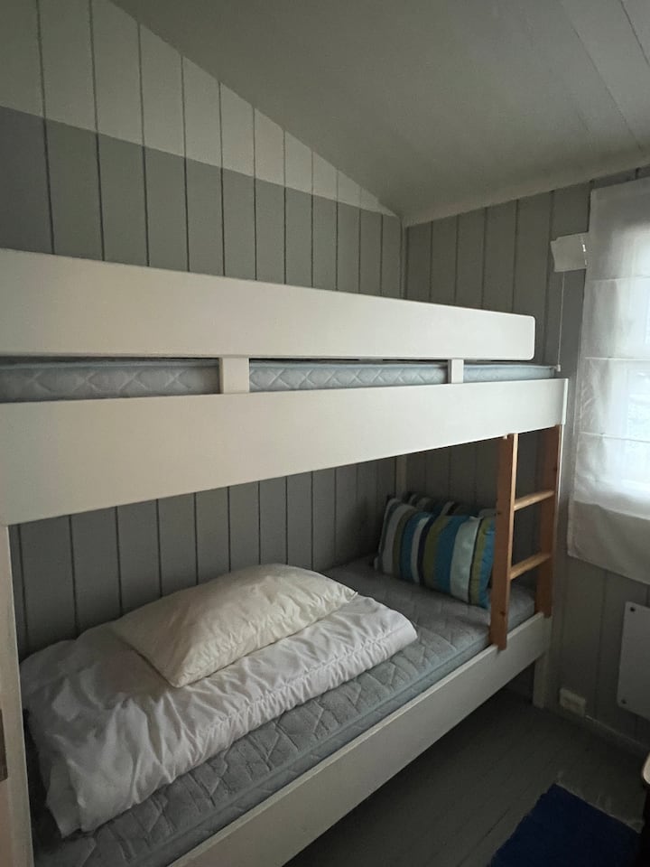 Bonito dormitorio con litera, 2 lugares para dormir.
