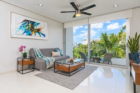 Top Airbnb: Walk to Beach & 5th • Rooftop Pool • Fast Wi-Fi in Luis Donaldo Colosio