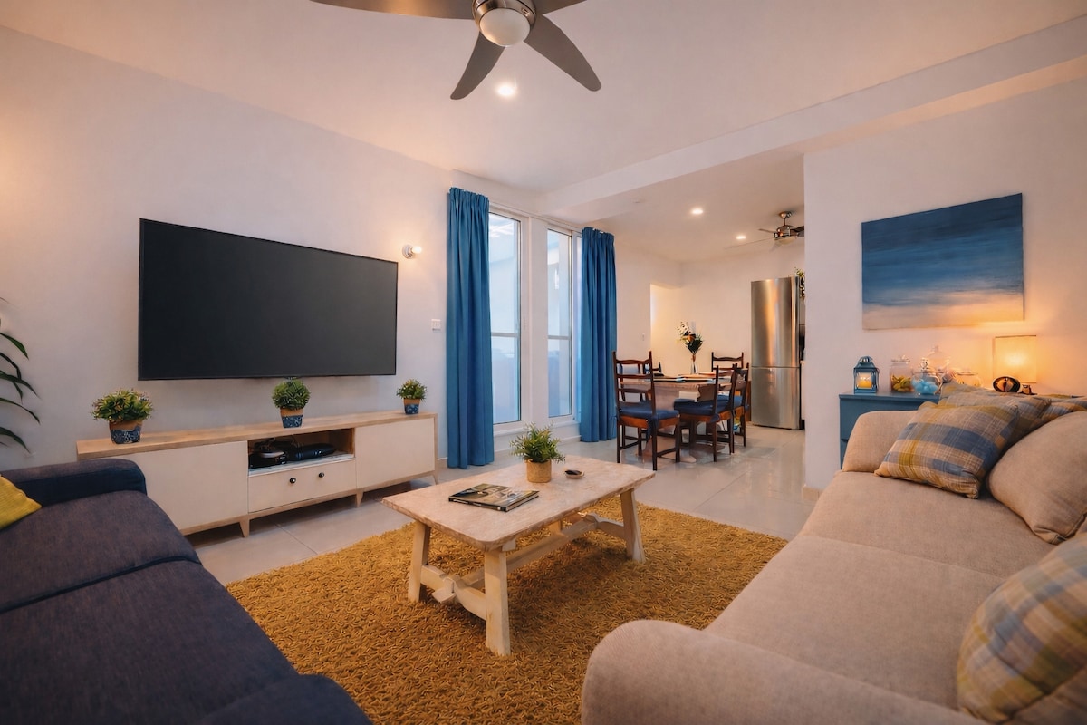 Примамливиот простор за живеење, каде што меката светлина се филтрира низ прозорецот, а распоредот со отворен план поставува лесен ритам за заеднички моменти.