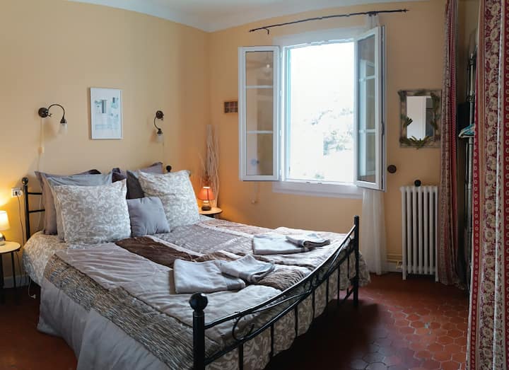 Спална соба 2, со поглед на планина