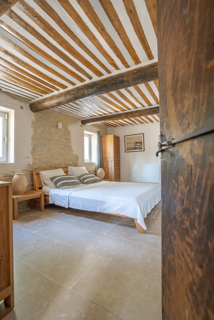 Erdgeschoss - Doppelzimmer in der Suite mit alter Decke im französischen Stil und Steinmauern