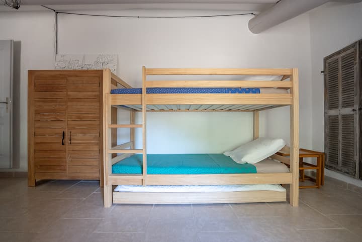 Schlafzimmer im ersten Stock mit Etagenbetten 