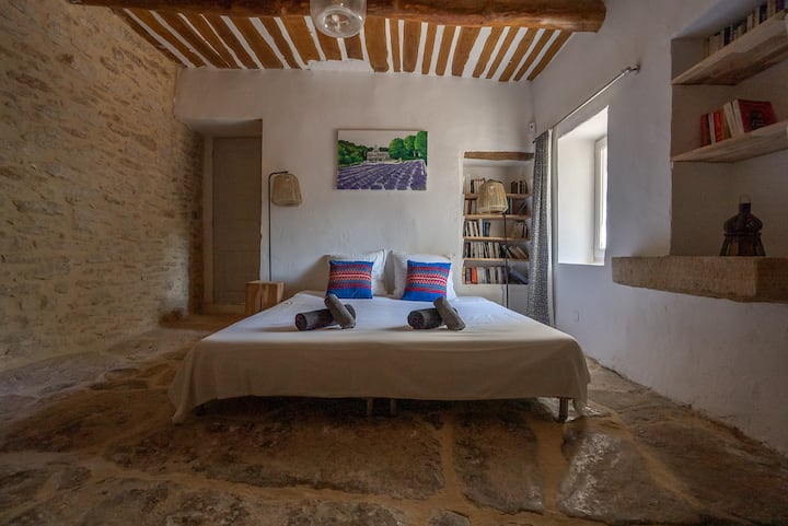 Schlafzimmer im Erdgeschoss - Queensize-Bett im alten Mazet-Hauptraum mit ursprünglichem Steinboden und altem französischem Verkauf